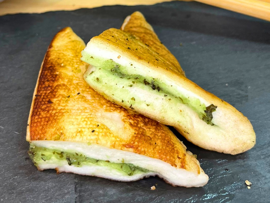 バターでこんがり「はんぺんバジルバター焼き」