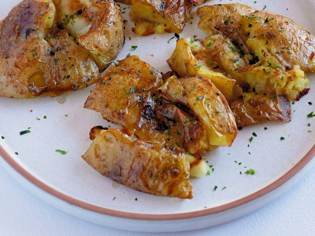 新じゃがのお酒が進むレシピ「スマッシュポテトしょうゆバター」