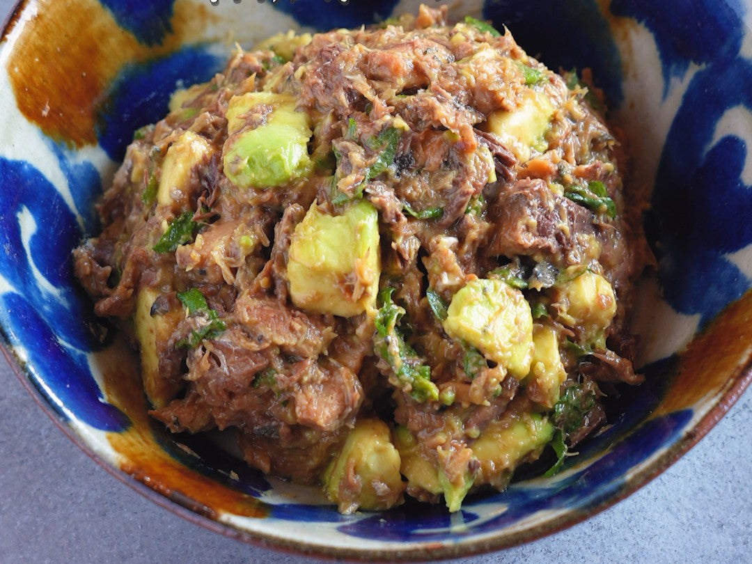 混ぜるだけで贅沢おつまみ「サバ缶とアボカドの和風ユッケ」