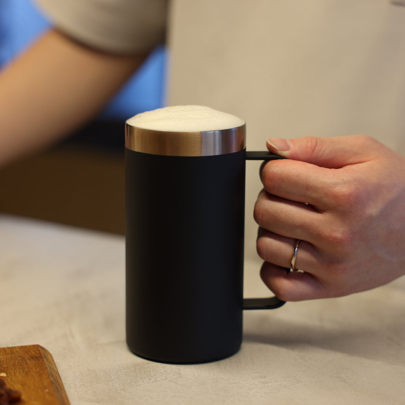 ビールの喉越しを楽しむジョッキ / ブラック