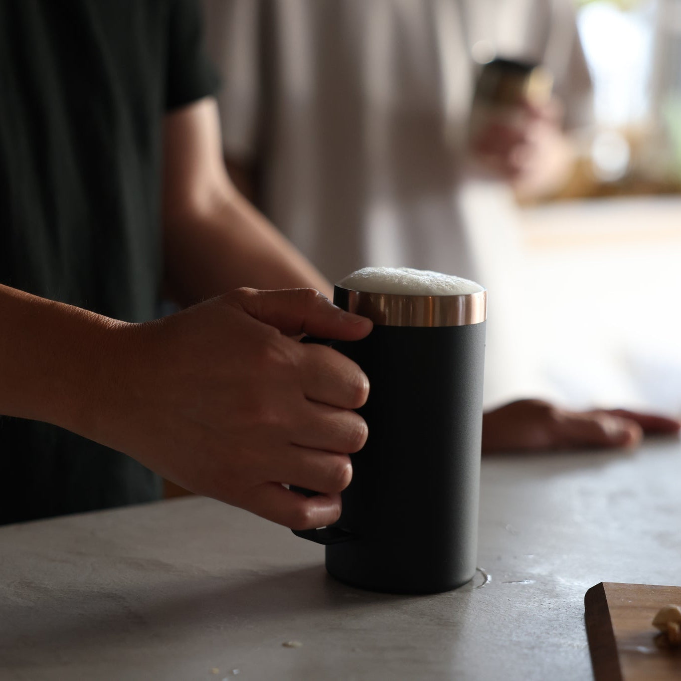 ビールの喉越しを楽しむジョッキ / ブラック