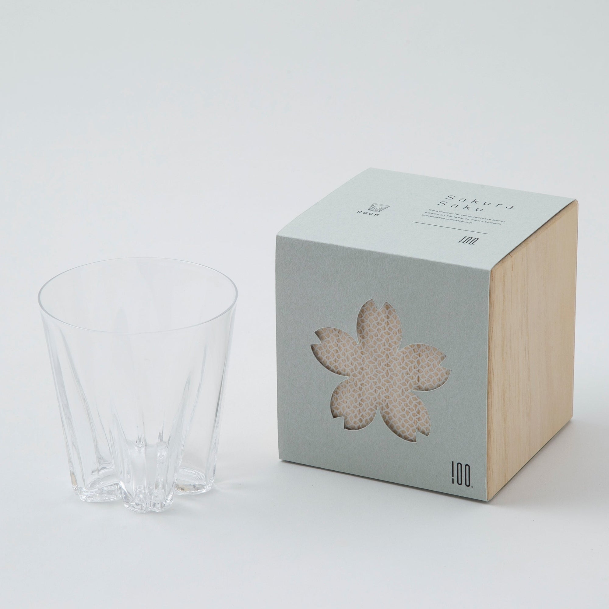 桜の花が咲くロックグラス / さくらさく