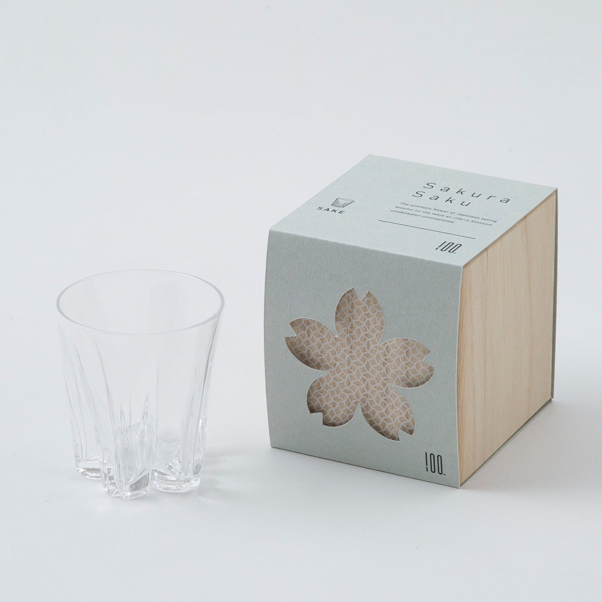 桜の花が咲く日本酒グラス / さくらさく