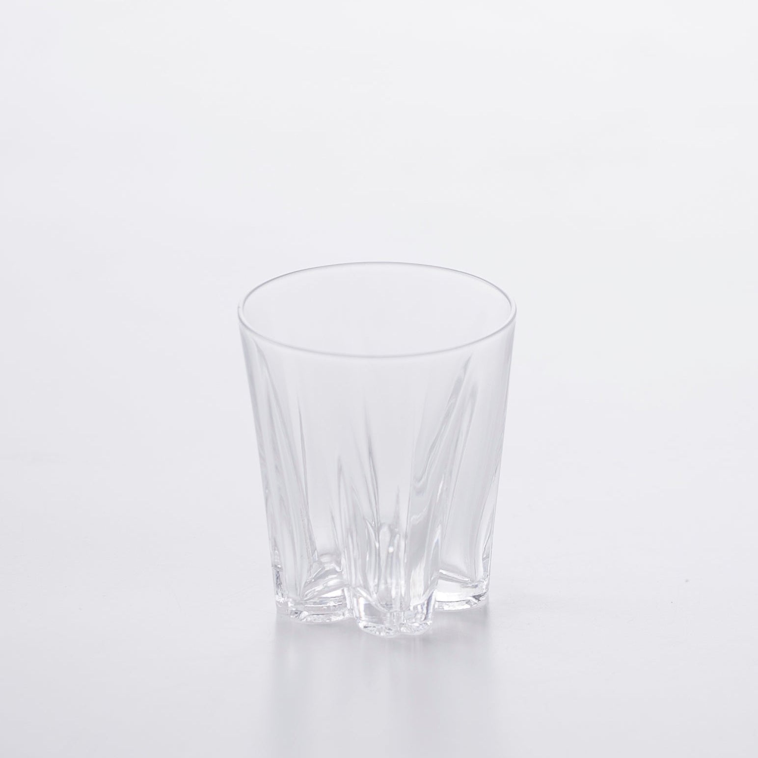 桜の花が咲く日本酒グラス / さくらさく