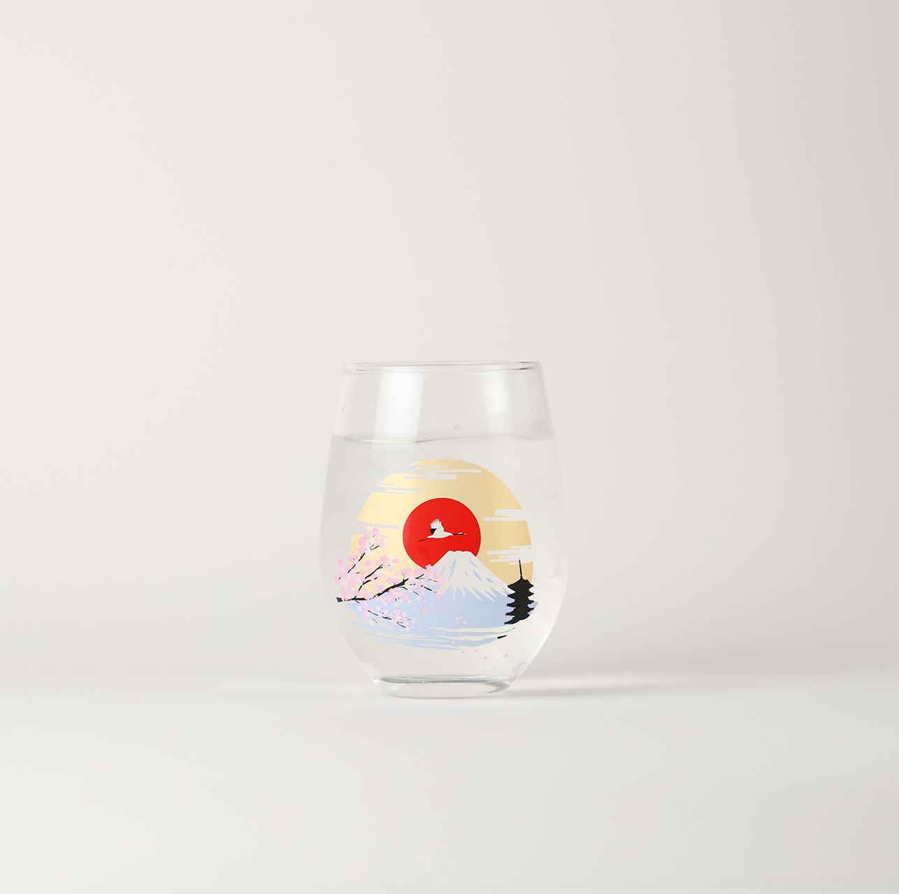 冷たい飲み物を注ぐと富士山が浮き出るグラス