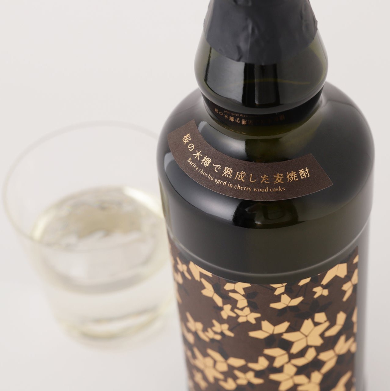 桜の木樽で熟成した麦焼酎 | 鹿児島県の焼酎 | クラフト酒・日本酒の通販ならKURAND（クランド）