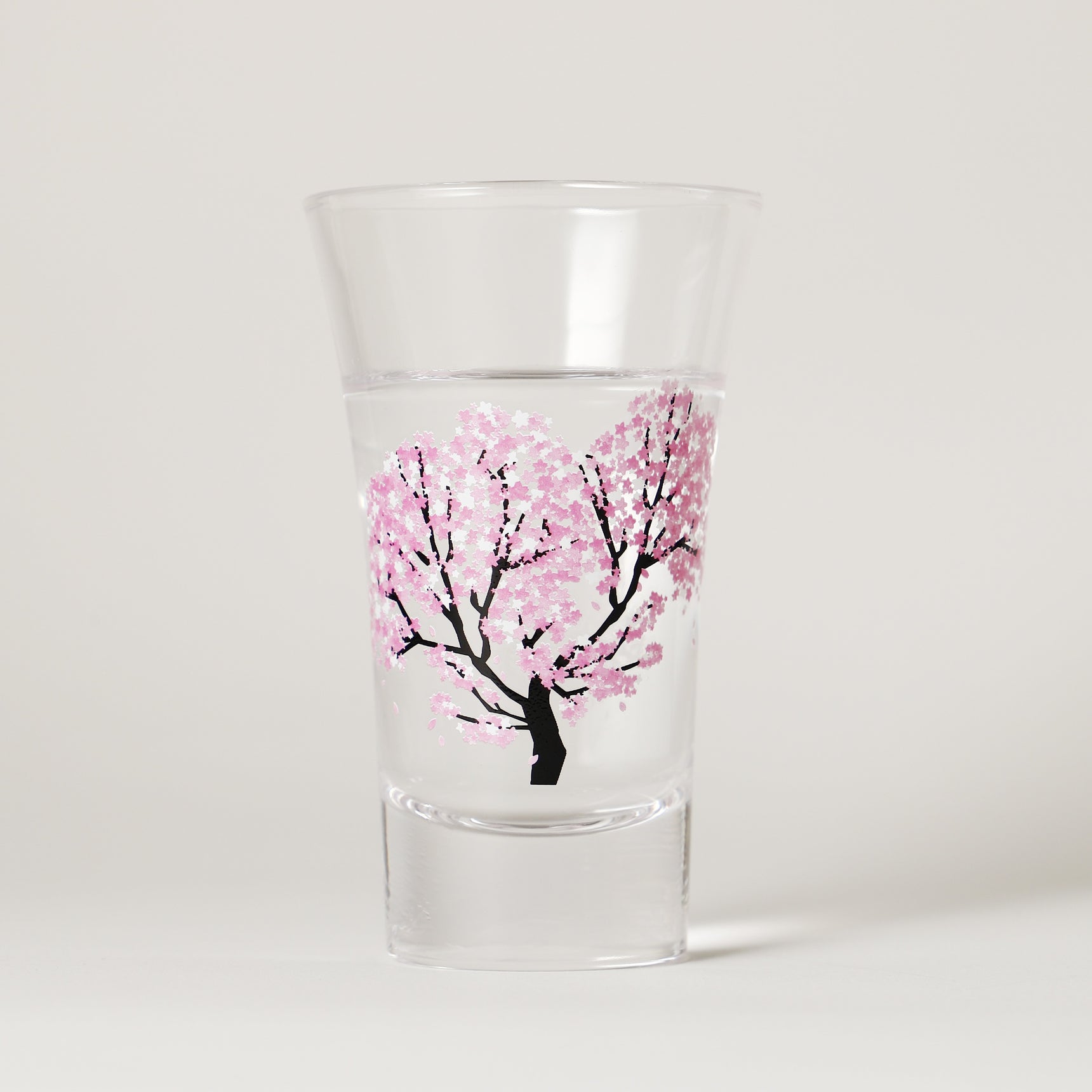 冷たい飲み物を注ぐと桜が浮き出るグラス / 天開