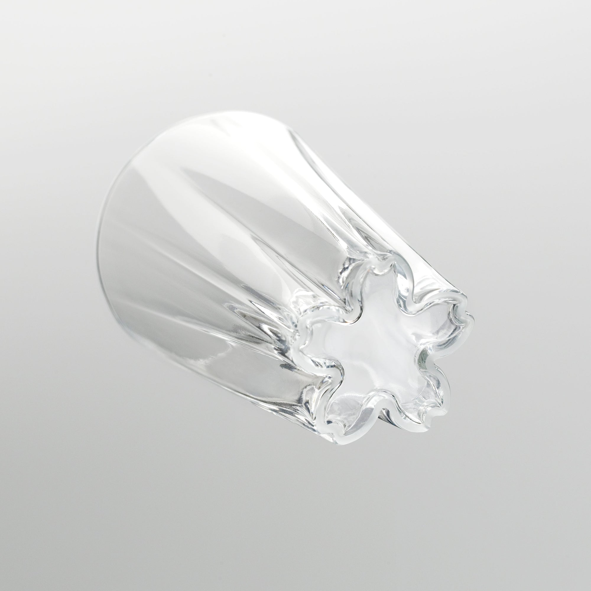 桜の花が咲く日本酒グラス / さくらさく