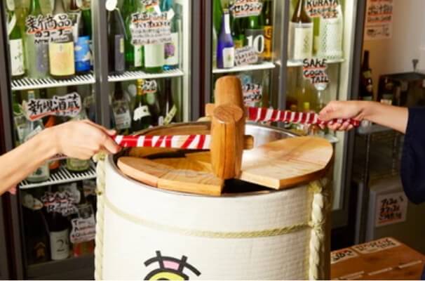 鏡開きをしている様子